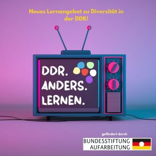 Wie kann man DDR-Geschichte inklusiv vermitteln?
👥 Unser Projekt „DDR. Anders. Lernen“ entwickelt ein digitales Lernangebot für Schüler:innen mit geistiger Beeinträchtigung.
🔎 Gemeinsam erforschen wir Widerstand, Anpassung und Diversität in der DDR.
📱 Das Lernmodul ist Teil der App DISCO – Lernen für Alle.
👉 Link in der Bio!