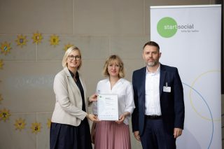 ✨ Was für ein besonderer Tag! ✨

Im Rahmen der startsocial Preisverleihung im Bundeskanzleramt wurde unsere Arbeit von Bundeskanzler Friedrich Merz und der Staatsministerin für Sport und Ehrenamt, Dr. Christiane Schenderlein, gewürdigt.

Dass unser Engagement für Selbstwirksamkeit, Resilienz und demokratische Teilhabe auf diese Weise Aufmerksamkeit erfährt, bedeutet uns sehr viel. Es bestärkt uns darin, Menschen dabei zu unterstützen, ihre Stärken zu entdecken und unsere Gesellschaft aktiv mitzugestalten.

Wir gratulieren allen ausgezeichneten Initiativen und ganz besonders dem Gewinner des Sonderpreises, dem @sv_triebel 👏

Unser herzlicher Dank gilt dem gesamten Team von @startsocial_e_v sowie unseren Coaches für die wertvolle Begleitung und Unterstützung auf diesem Weg.

Wir nehmen viele inspirierende Begegnungen, neue Impulse und große Motivation mit!

Bildcredits: Gordon Welters/startsocial e.V.

#startsocial #Ehrenamt #Selbstwirksamkeit #Resilienz #mutwerk